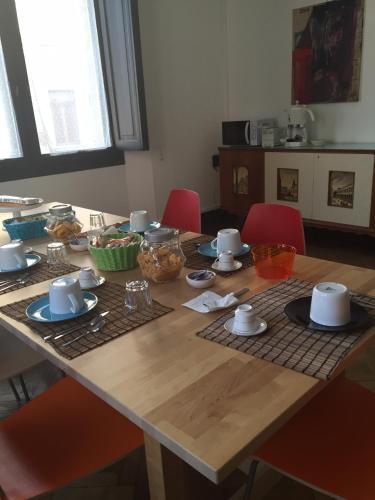 een houten tafel met eten erop bij B & B 21 Bologna in Bologna