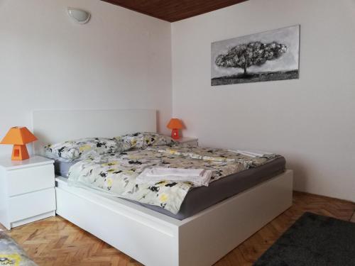 מיטה או מיטות בחדר ב-Sobe Zimmer Rooms Nika