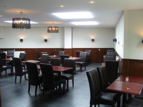 ein Speisesaal mit Tischen und Stühlen in einem Restaurant in der Unterkunft Badhotel Zeecroft in Wijk aan Zee