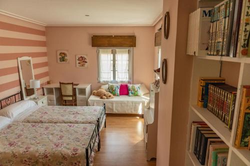 a bedroom with two beds and a couch at Casa Idalia in Ourense