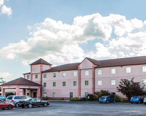 a large pink building with cars parked in a parking lot at Quality Inn Midway in Bethel