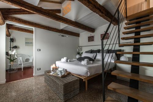ein Schlafzimmer mit einem Bett und einer Treppe in der Unterkunft Design District Apartment R&R in Venedig