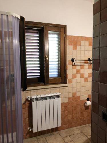 a bathroom with a shower and a window at Agriturismo I Due Regni in Petrella Salto