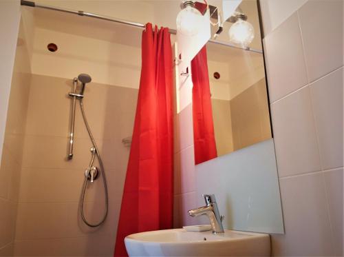 ラメーツィア・テルメにあるVIA DEL MARE | BED & BREAKFASTのバスルーム(赤いシャワーカーテン、シンク付)