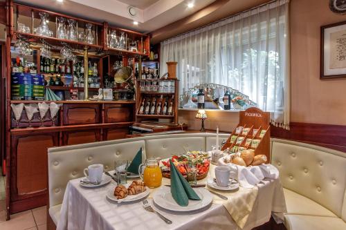 GyőrújbarátにあるAranypatkó Panzióのレストランのテーブル