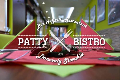 Et logo, certifikat, skilt eller en pris der bliver vist frem på Family Apartments