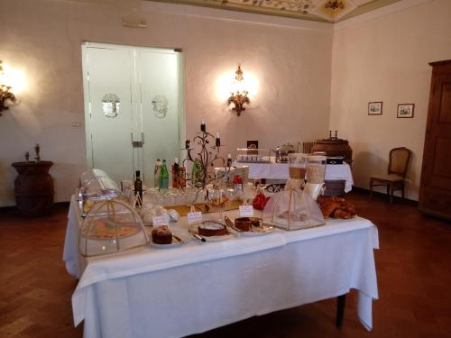 ein Tisch mit Essen darauf in einem Raum in der Unterkunft Agriturismo Villa Buoninsegna in Rapolano Terme