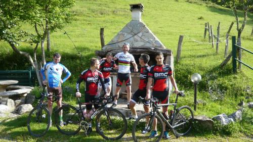 a group of men standing next to their bikes at LES TROIS MAISONS in Osse-en-Aspe