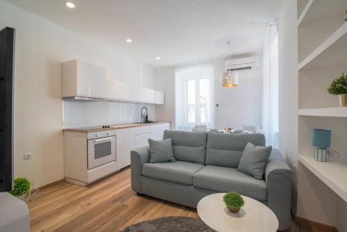 Leona Deluxe Apartments
