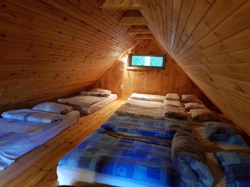 Zimmer mit 3 Betten im hölzernen Dachgeschoss in der Unterkunft Soomaa Water Camp in Jõesuu