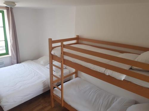 プレーヌ・フジェールにあるCHAMBRES / BEDROOMのベッドルーム1室(二段ベッド2組、ベッド1台付)