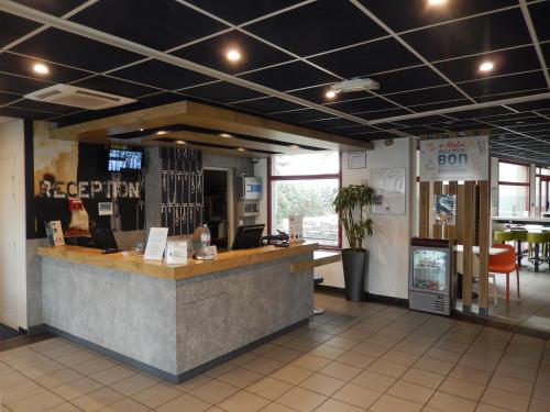 a fast food restaurant with a counter in a building at ibis budget Paris Porte d'Italie Est in Le Kremlin-Bicêtre