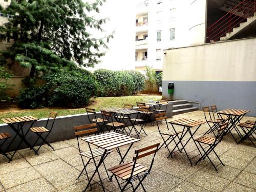 a group of tables and chairs in a courtyard at ibis budget Paris Porte d'Italie Est in Le Kremlin-Bicêtre