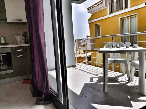 d'un balcon avec une table et des chaises dans la cuisine. dans l'établissement Sal Service beachside angulo, à Santa Maria