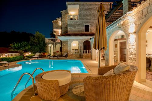 Bazén v ubytování Luxury Villa Godi Star with private heated pool, staff - concierge service nebo v jeho okolí