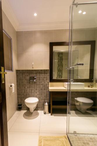 a bathroom with a toilet and a sink at Royl Court Guesthouse in Kimberley