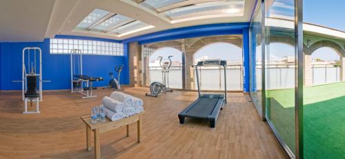 a room with a gym with a tennis court at Regente Aragón Gastronómico in Salou