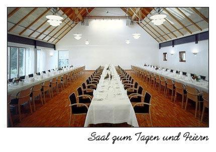 duża sala bankietowa ze stołami i krzesłami w obiekcie Hotel Oberschwaebischer Hof w mieście Schwendi