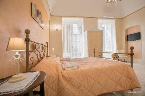 una camera con letto e tavolo con lampada di B&B Nonna Lella a Palo del Colle