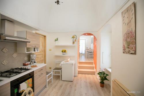 a kitchen with an archway leading to a dining room at B&B Nonna Lella in Palo del Colle