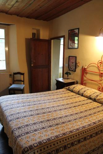 a bedroom with a bed and a table and a chair at Casa Emilia in Stazzema
