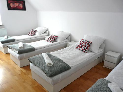 シュチェチンにあるVilla Vivianのベッド2台(枕付)が備わる客室です。