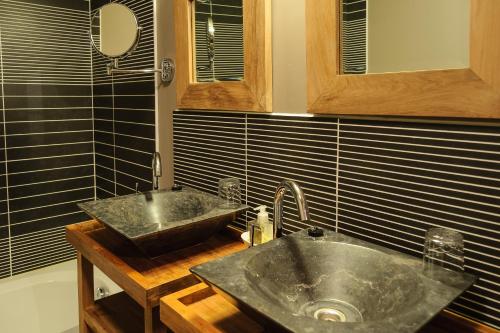 a bathroom with two sinks and a shower at B&B Het Hof van Petronilla in Gooik
