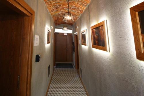 an empty hallway with a hallwayngthngthngthngthngthngthngthngthngthngth at Aparthotel Zakątna B&B in Tarnów