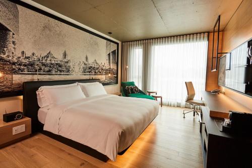 Кровать или кровати в номере Le Germain Hotel Ottawa
