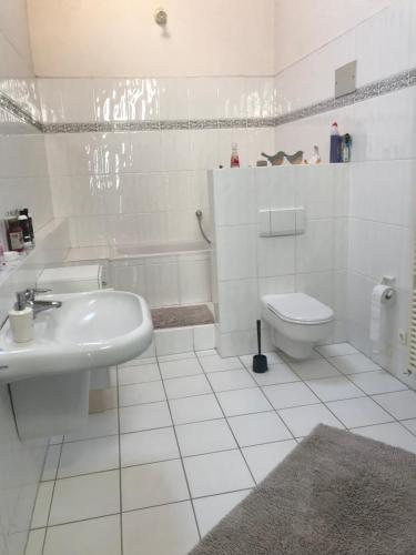 ヘッペンハイム・アン・デア・ベルクシュトラーセにあるPrivatzimmerの白いバスルーム(洗面台、トイレ付)