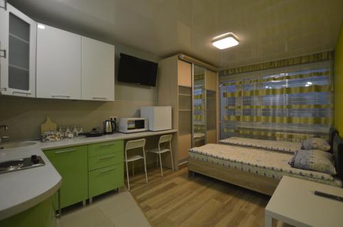 エカテリンブルクにあるHotel YUGのベッドとキッチン付きの小さな部屋