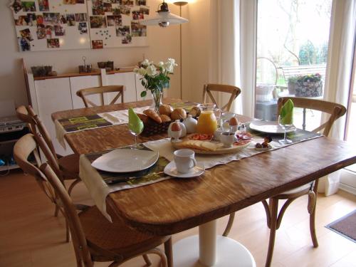 B&B Elly في دي هان: طاولة خشبية عليها طعام في مطبخ
