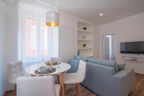 Гостиная зона в Leona Deluxe Apartments