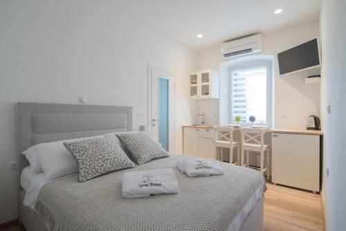 Кровать или кровати в номере Leona Deluxe Apartments