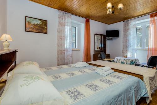 Postel nebo postele na pokoji v ubytování Guest House Robert i Mirna