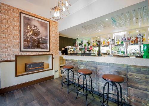 Zona de lounge sau bar la The Highworth Hotel