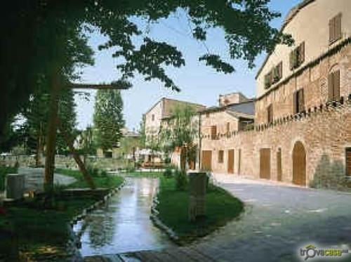a courtyard of a building with a stream of water at casa vacanze sweet home in San Giovanni in Marignano