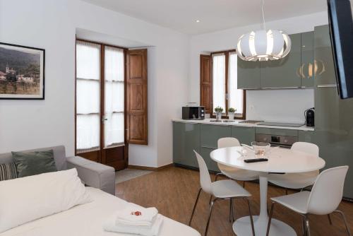 Il comprend une cuisine et un salon avec une table et des chaises. dans l'établissement Lasi house, à Serra San Bruno