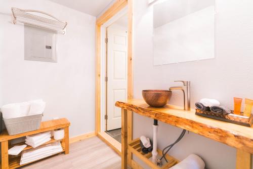 Sunshine的住宿－Cache Cabins，一间带水槽和镜子的浴室