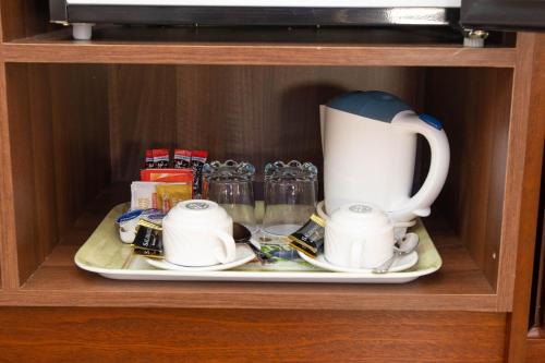 Příslušenství pro přípravu čaje a kávy v ubytování The Tides B&B