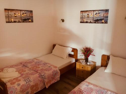 Un pat sau paturi într-o cameră la AVRA Apartments