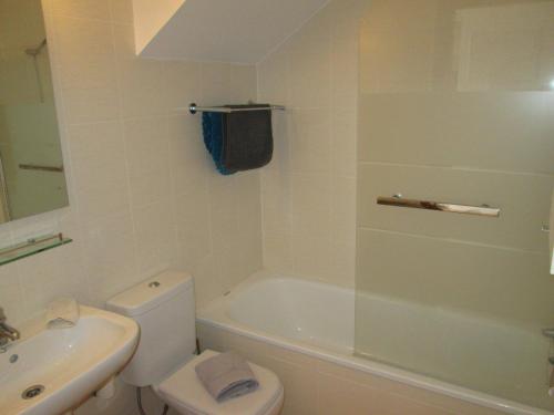 Ένα μπάνιο στο Apartment N510, Naranjos 6, Condado De Alhama