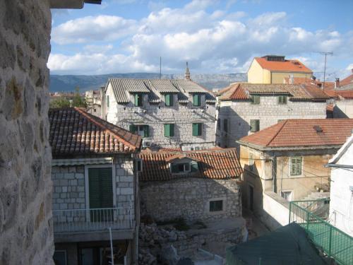 Blick auf eine Stadt mit Gebäuden und Dächern in der Unterkunft Split Central Guesthouse in Split