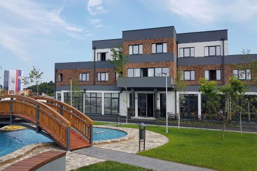 Bazén v ubytování Hotel Ub Business & Wellness nebo v jeho okolí