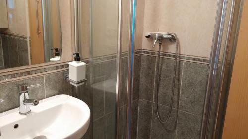 a bathroom with a sink and a shower at Jardín de Boiro in Boiro
