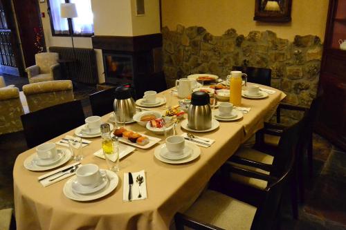 a long table with plates of food on it at La Casa del Solaz in Anaya