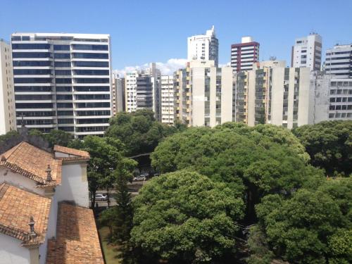 vista su una città con edifici alti e alberi di Apartamento na Graça a Salvador