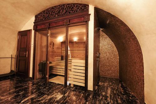 una camera con arco e porta di accesso a un armadio di Hotel Ebersbach a Cesky Krumlov