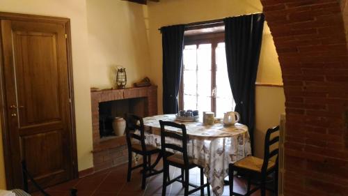a dining room with a table and chairs and a window at Il Tasso in Pietraviva