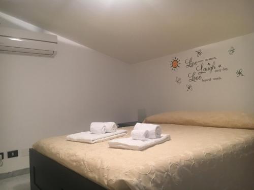 Un dormitorio con una cama con toallas. en La Casetta di Andrea & Vale, en Termini Imerese
